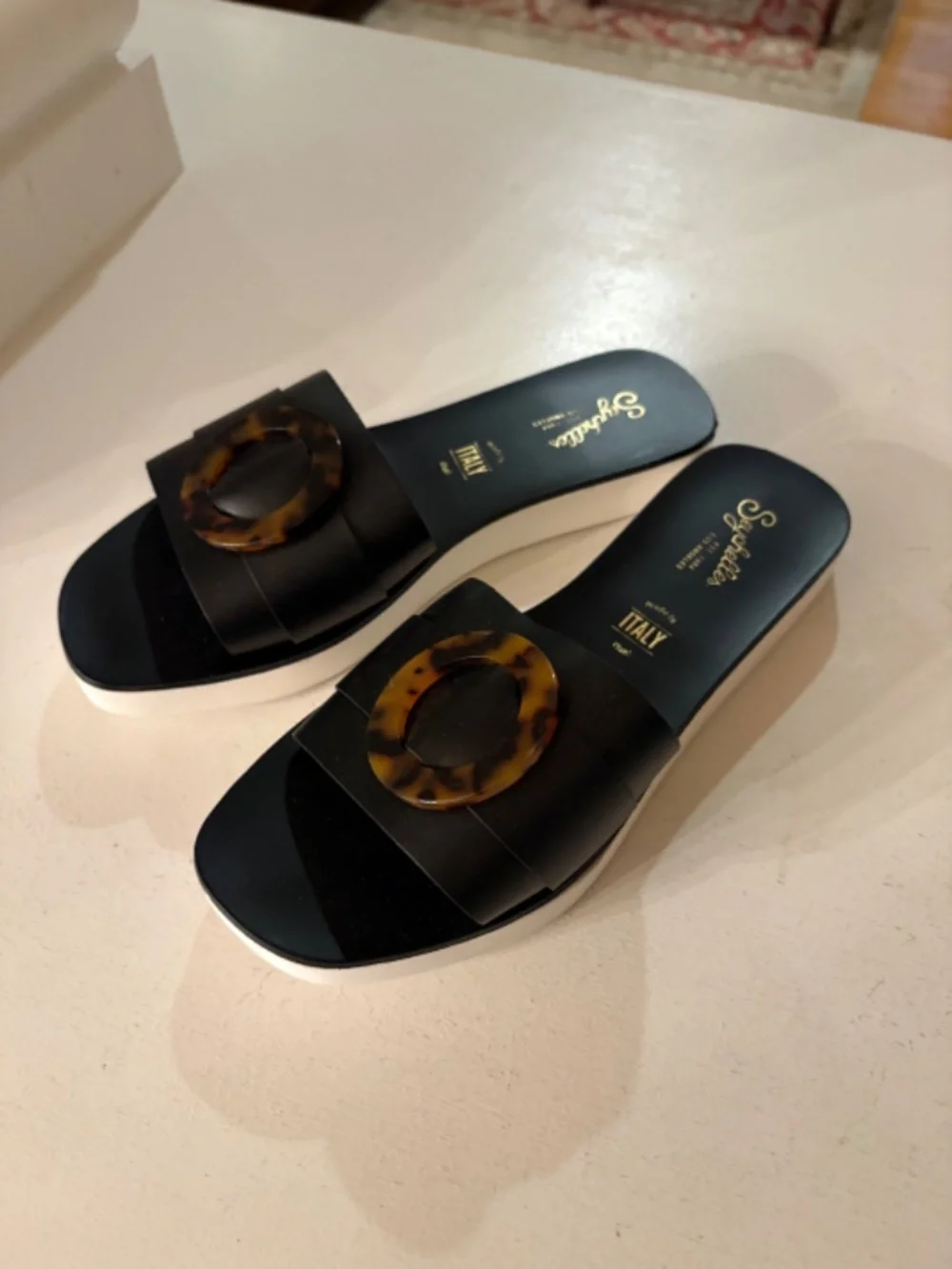 Seychelles slides black with tortoise shell ring